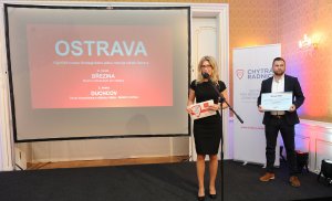 Ceny za Ostravu převzala náměstkyně primátora Kateřina Šebestová a za odbor strategického rozvoje MMO Ondřej Dostál.