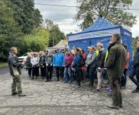 Dobrovolníci se chystají na úklid. Foto: MMO