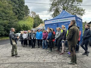 Dobrovolníci se chystají na úklid. Foto: MMO