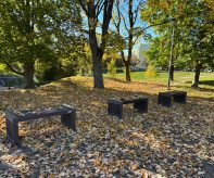 Lavičky z recyklovaného textilu Mar. Hory_foto MO Mariánské Hory a Hulváky