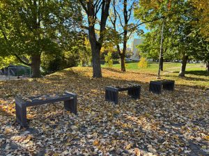 Lavičky z recyklovaného textilu Mar. Hory_foto MO Mariánské Hory a Hulváky